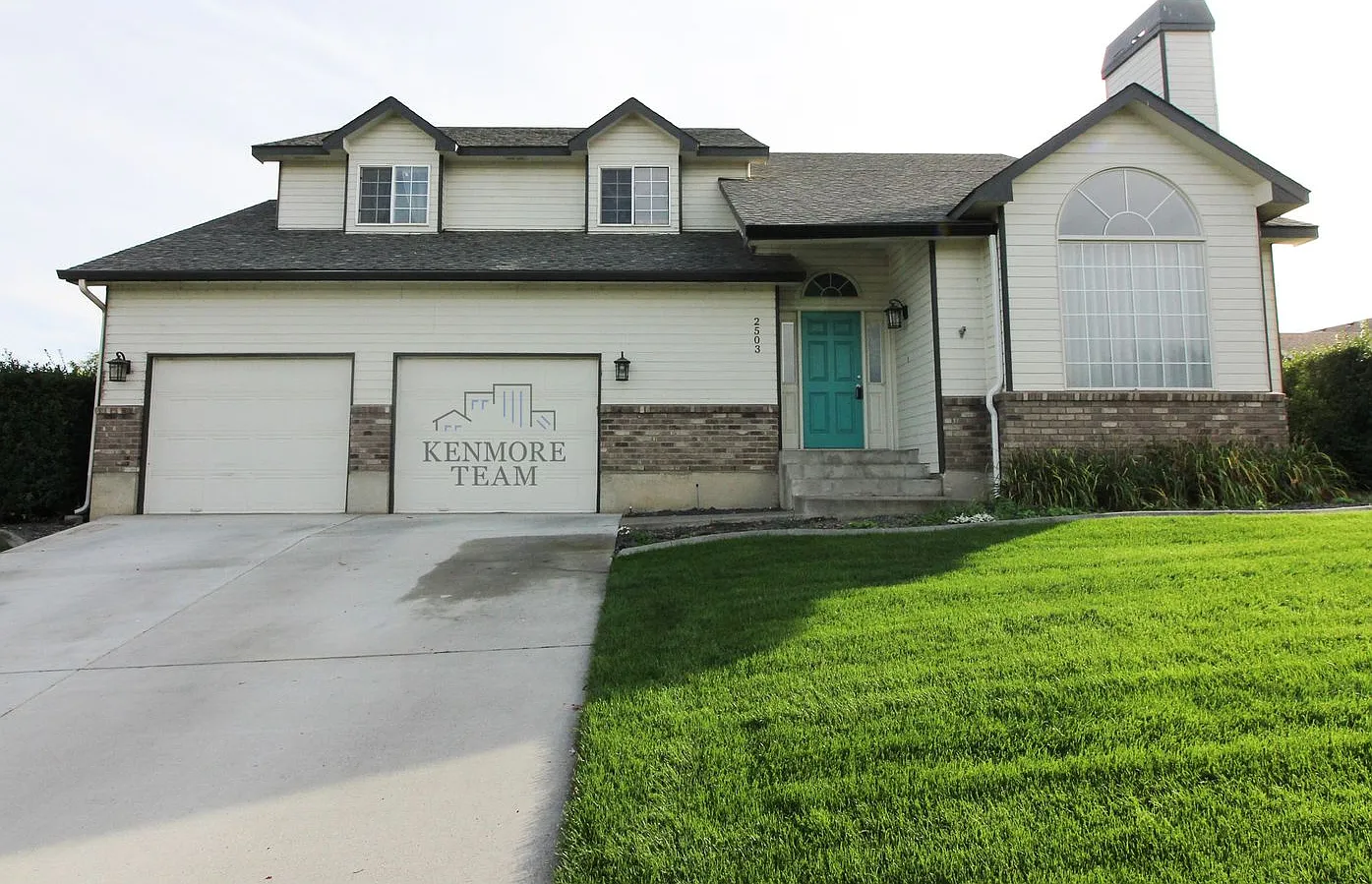 4 Bedroom, 2.5 Bath Home in Kennewick — Photo 1