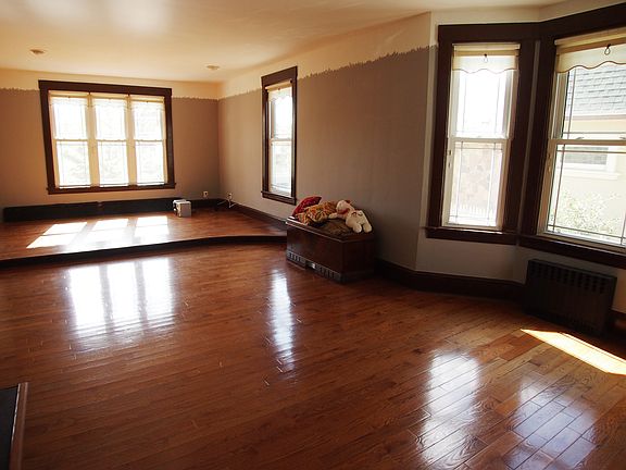 4th image of 141 Nelson Avenue