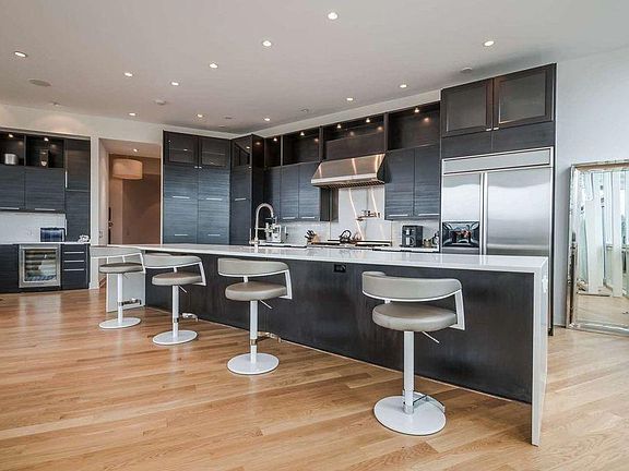 4th image of 900 W Hubbard St Penthouse E