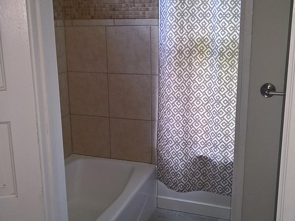 4th image of 204 E Flournoy St
