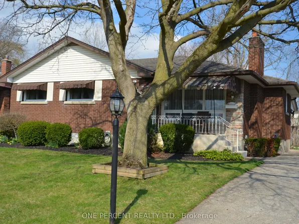 8800 Champlain Dr, Niagara Falls, ON L2G 6Y6