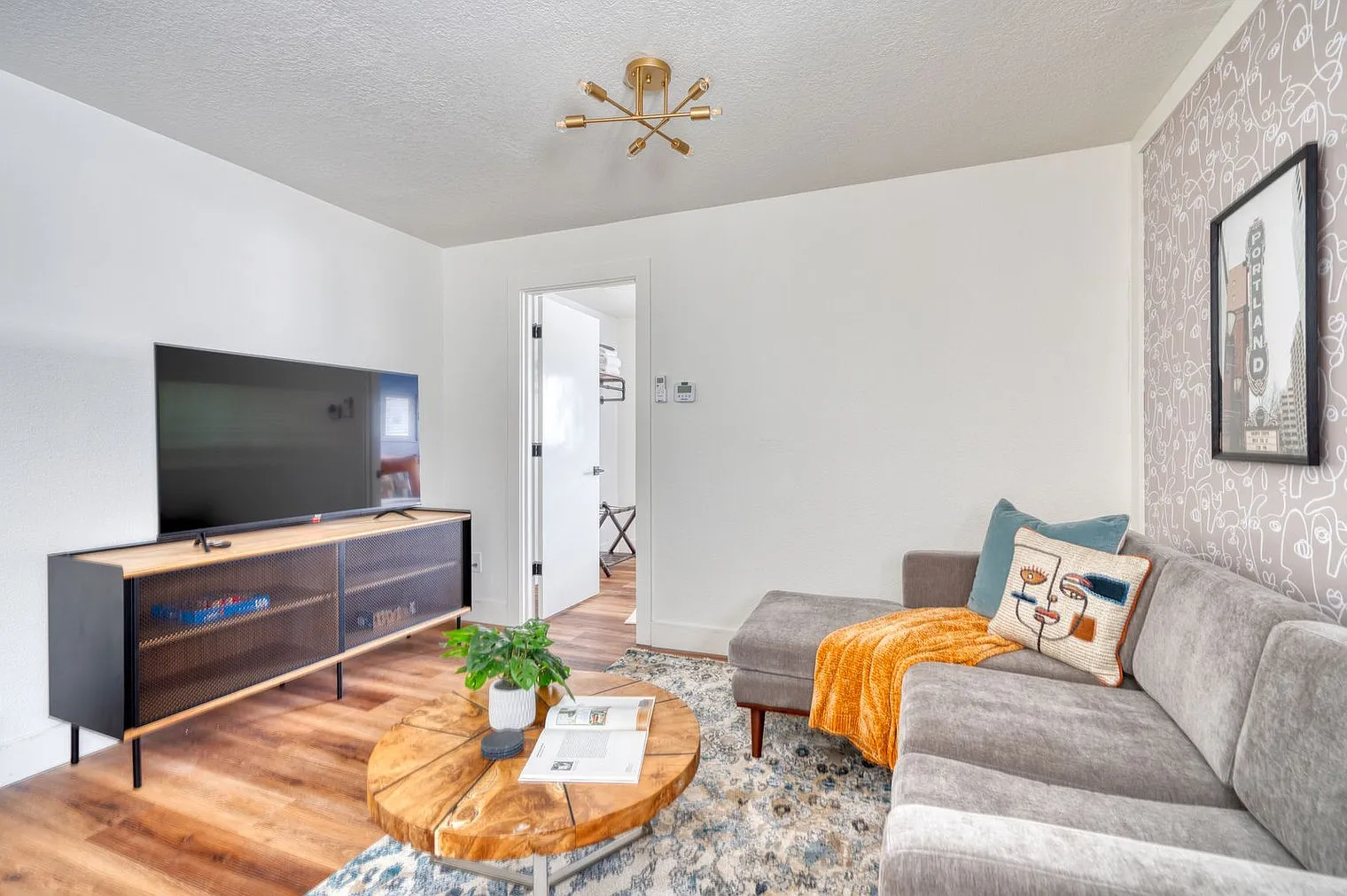 1 bed, 1.0 bath, 398 sqft, $2,213 — Photo 2
