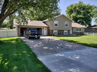 1107 S G Rd, Aurora, NE 68818