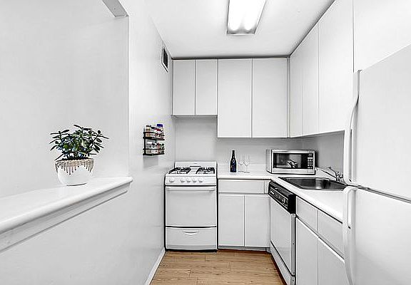 4th image of 215 W 95th St APT 11N