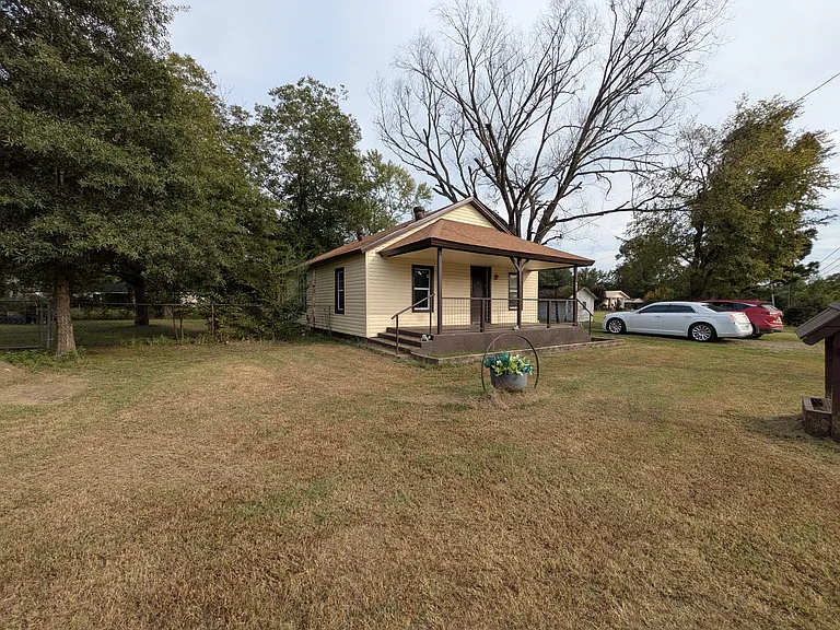 405 S Skaggs Rd — Photo 2