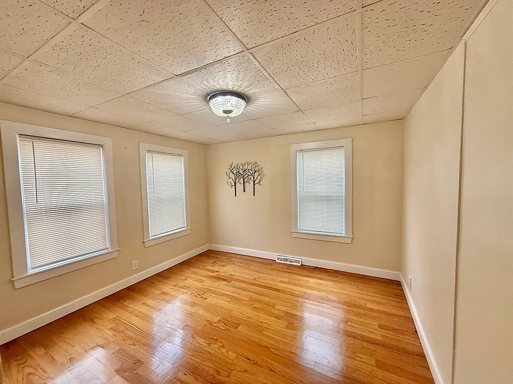 3 bed, 1.0 bath, 9999 sqft, $2,900 — Photo 4