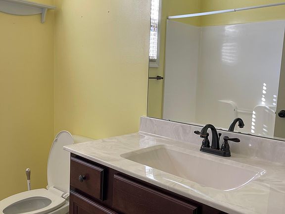 Full bath of off front hallway between two bedrooms