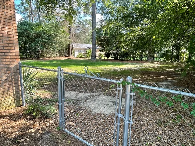 303 Pinewood Dr — Photo 4