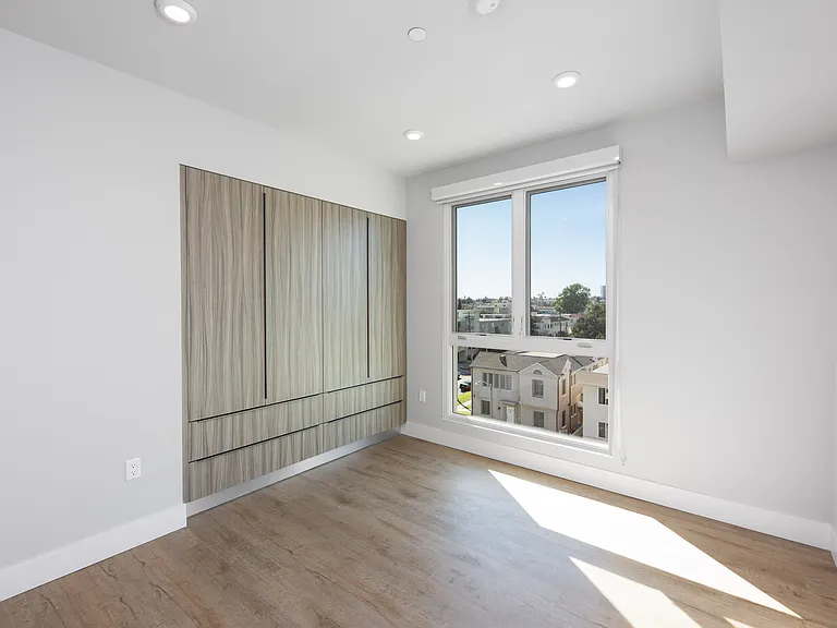 1070 S Holt Ave — Photo 18