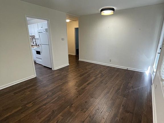 3rd image of 49 Trowbridge Ln