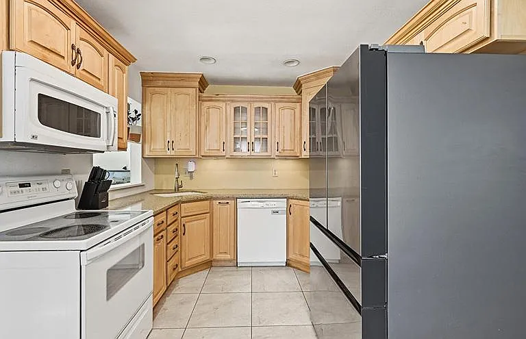 2309 Newark St — Photo 11