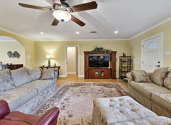 4th image of 49 Oriole St