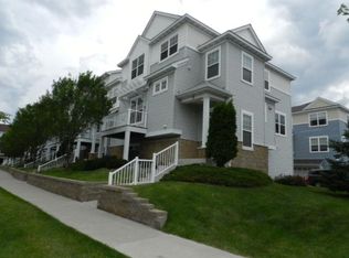 1687 Village Trl E UNIT 6, Maplewood, MN 55109