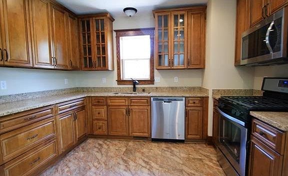2nd image of 519 Main St W