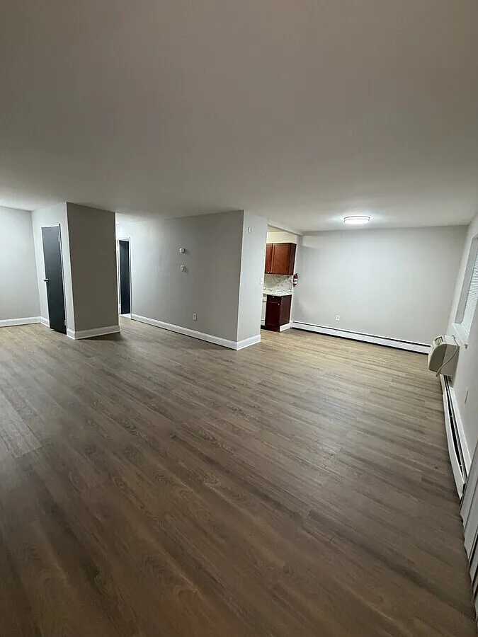 Hill Manor Apartments — Photo 2