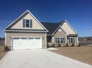 112 Evergreen Forest Dr, Sneads Ferry, NC 28460