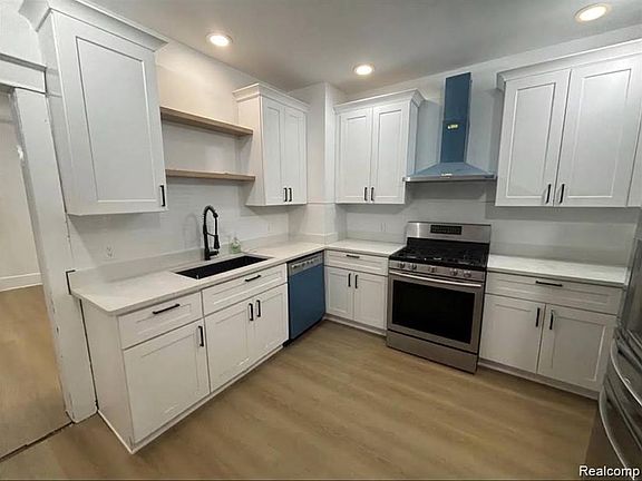 3rd image of 1475 W Euclid St