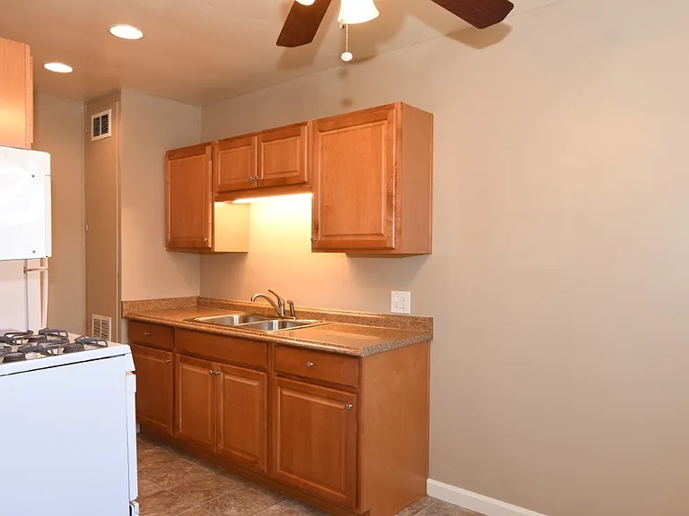 264 G St — Photo 2