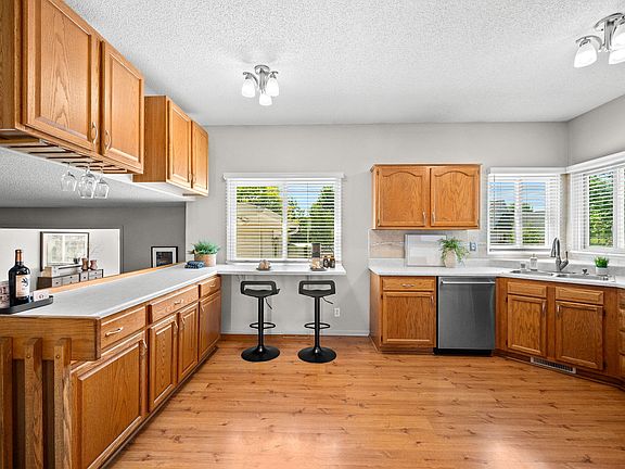 5th image of 3834 Hyde Ave