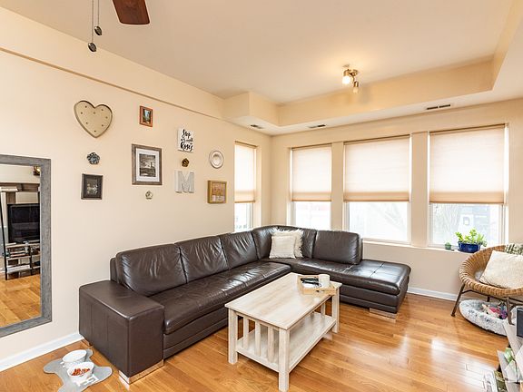 3rd image of 6415 N Greenview Ave APT 2W