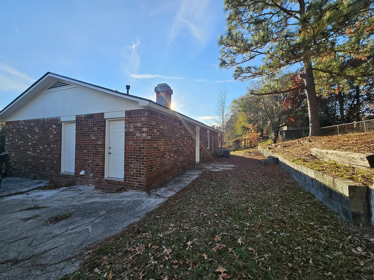 4 bed, 2.0 bath, 1394 sqft, $1,500 — Photo 3
