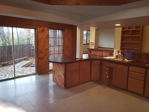 2nd image of 336 1/2 E Main St