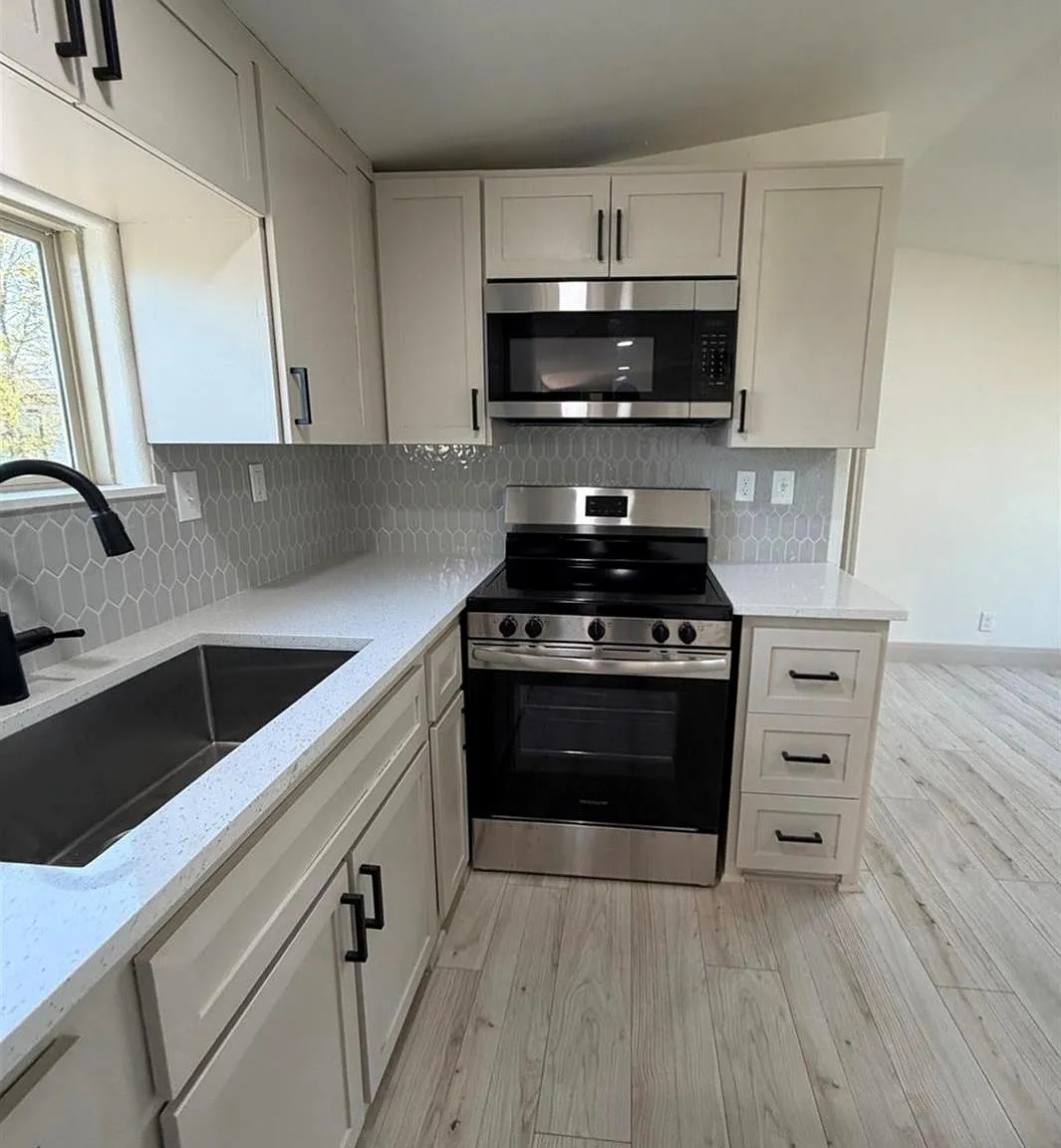 3 bed, 2.0 bath, 1216 sqft, $1,725 — Photo 4