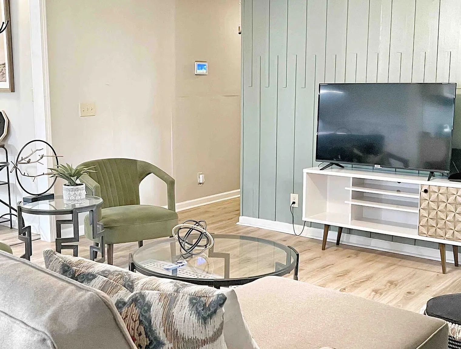 5 bed, 3.0 bath, 2389 sqft, $3,750 — Photo 2