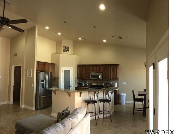 3rd image of 725 Malibu Pl