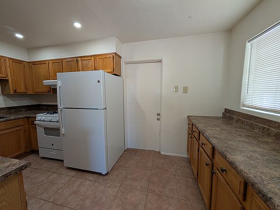 5th image of 810 W 12th St