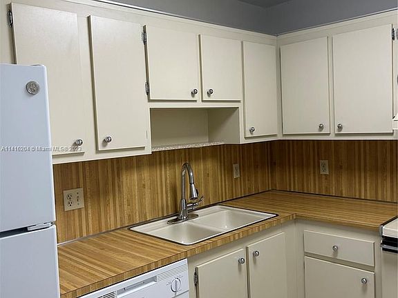 5th image of 919 Hillcrest Dr APT 408