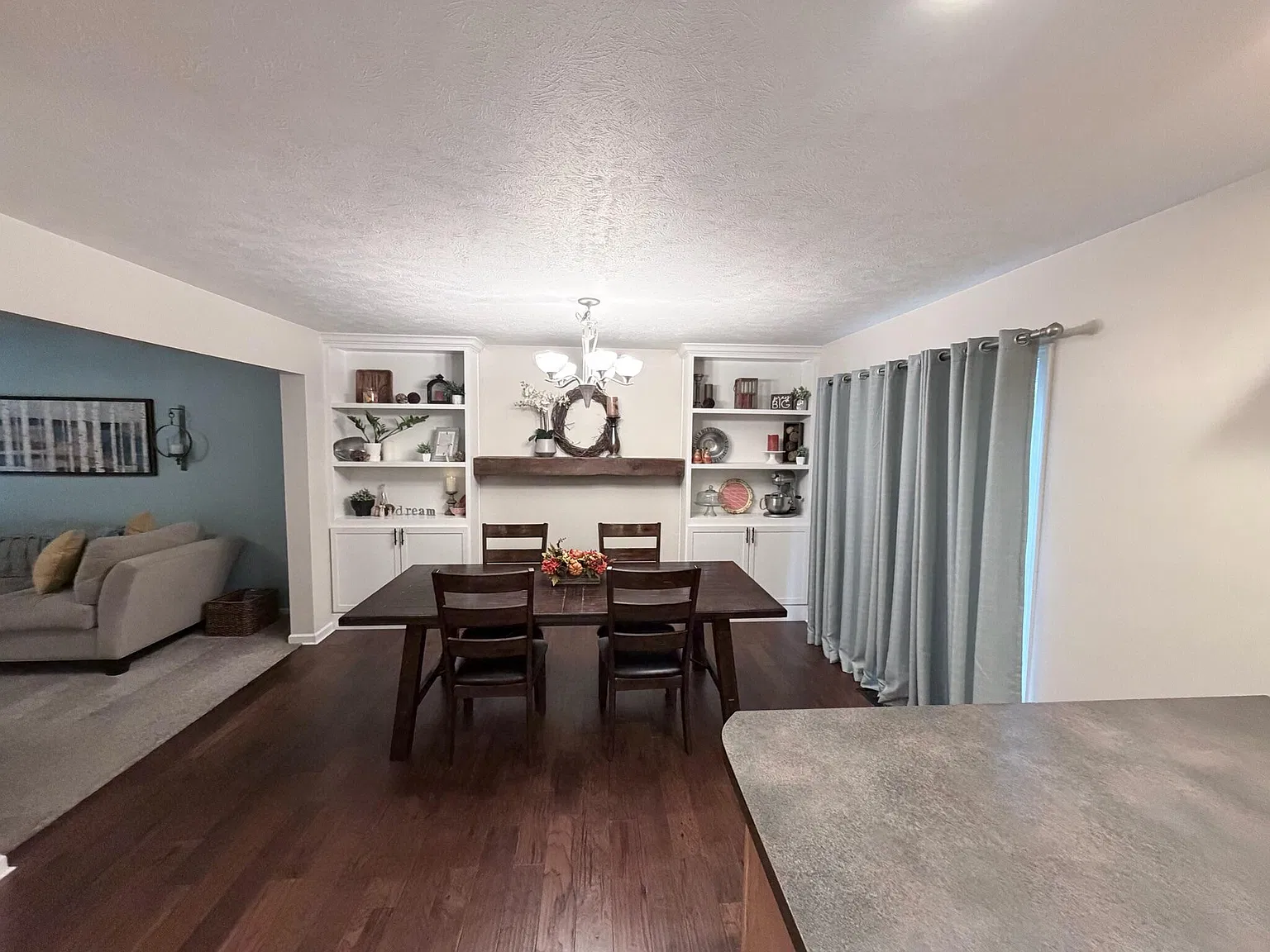 3 bed, 3.5 bath, 2400 sqft, $2,700 — Photo 2
