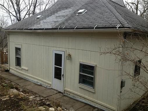 2nd image of 301 Deep Hollow St