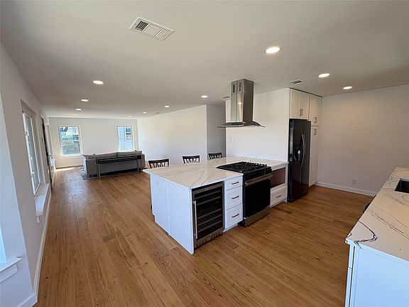 3rd image of 103 S Plymouth Rd