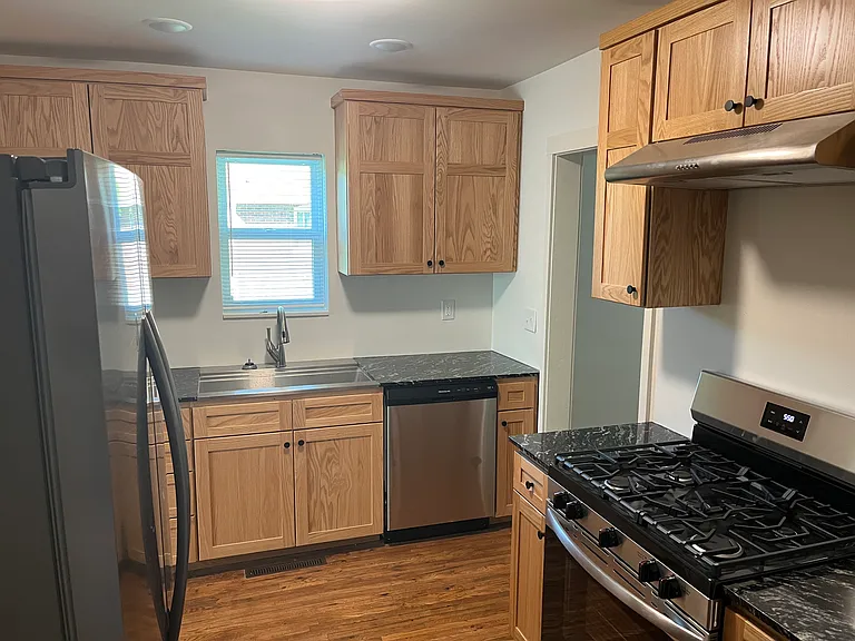 718 Walsh St — Photo 2
