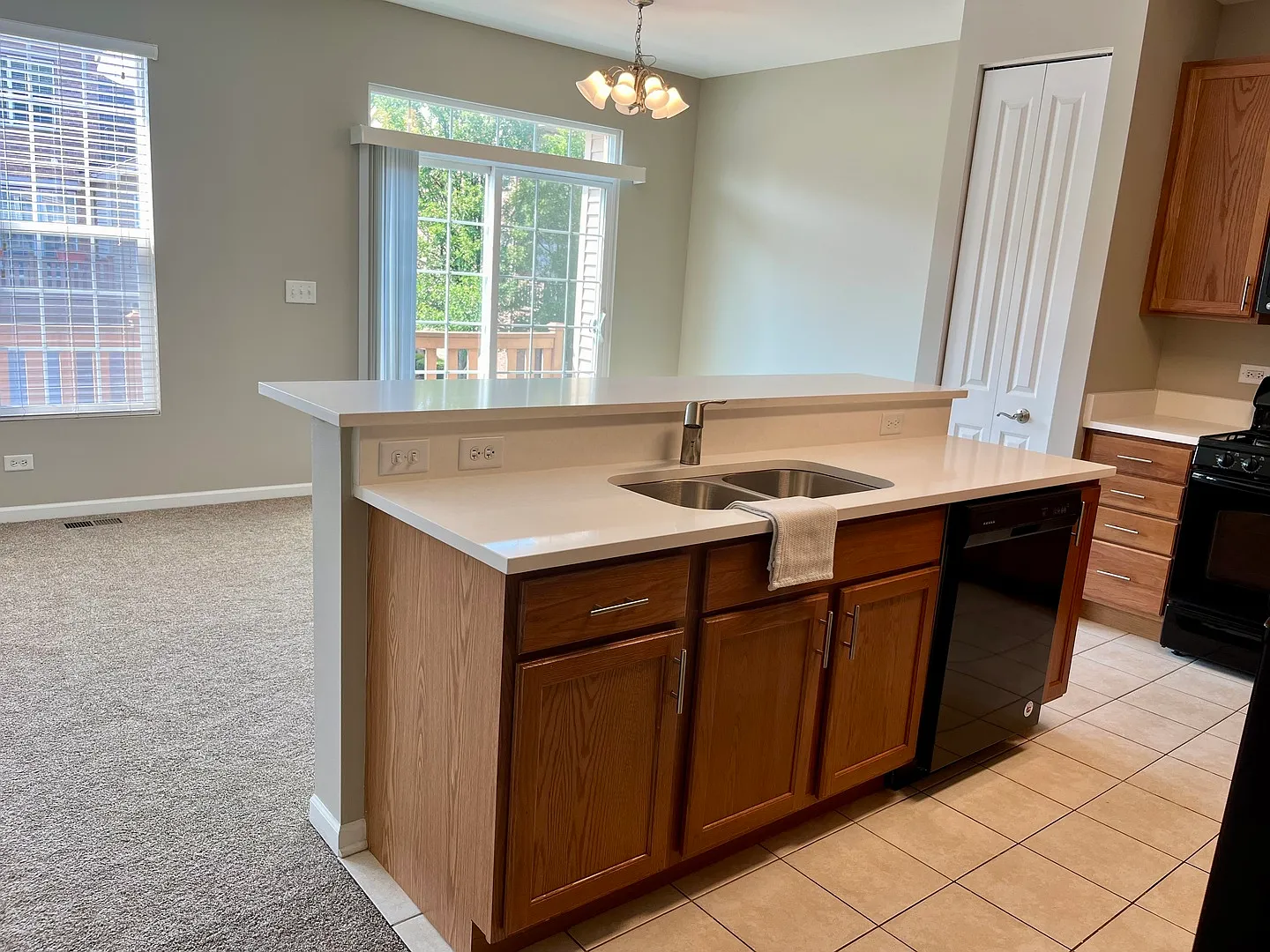 3 bed, 2.5 bath, 2244 sqft, $3,100 — Photo 4