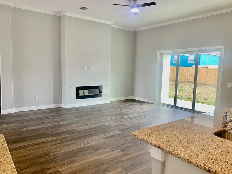 502 Americana Blvd NE — Photo 8