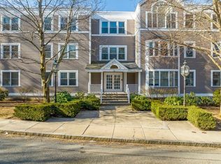 25 Holly Ln APT 1B, Brookline, MA 02467