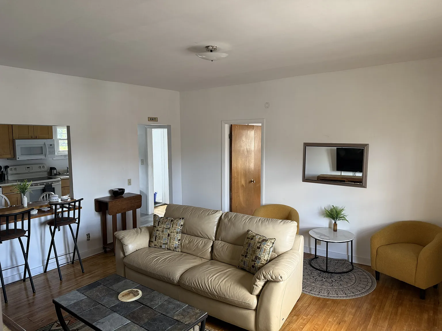 2 bed, 800 sqft, $1,900 — Photo 2