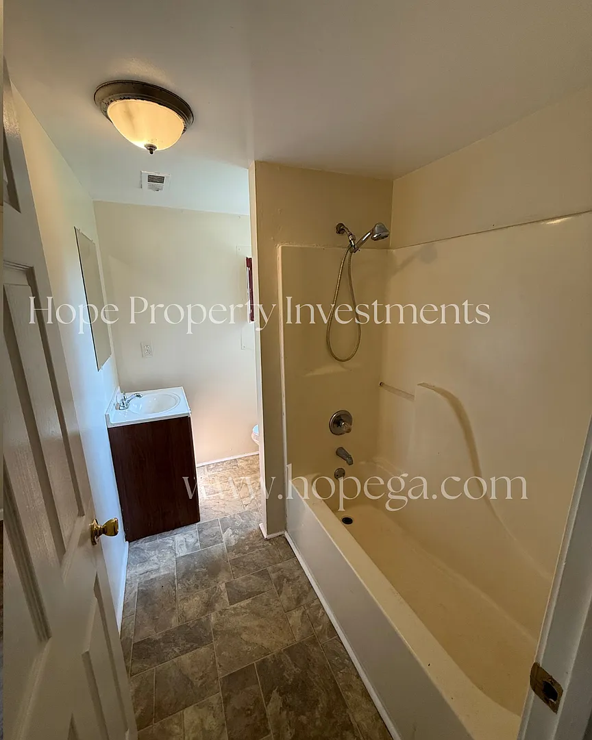 Senoia- 26506 Highway 85 2 Bedroom 1 Bath On 2 Acre Lot — Photo 3