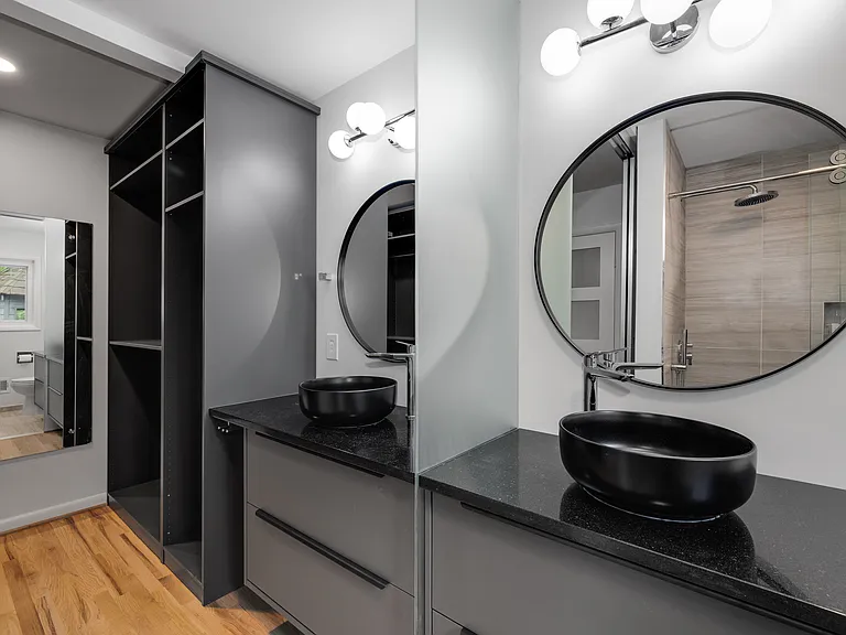 Master bath , Closet