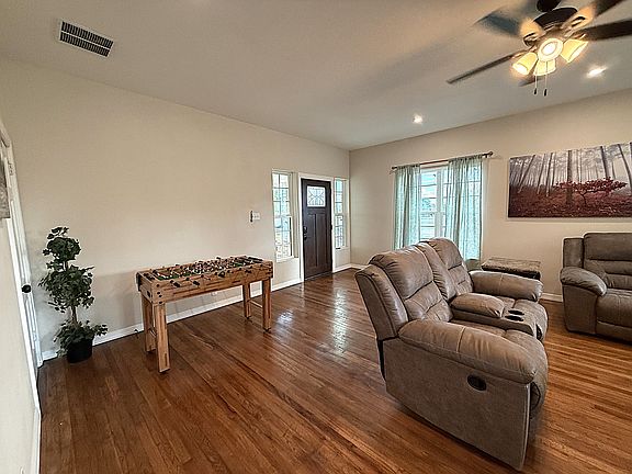 2nd image of 2046 W Kingsbury St