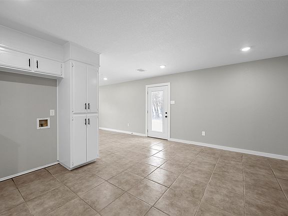 4th image of 139 Cresthill Cir
