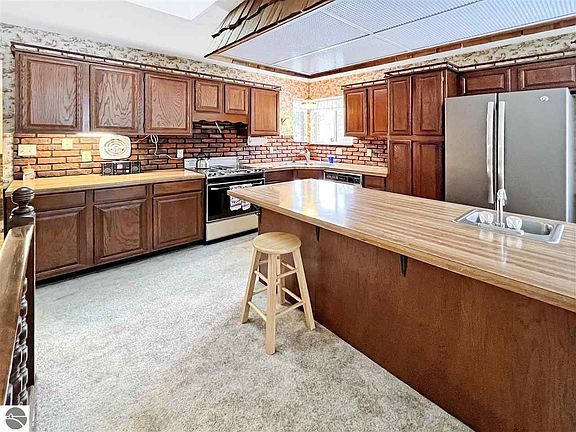 5th image of 1102 Linda Ln