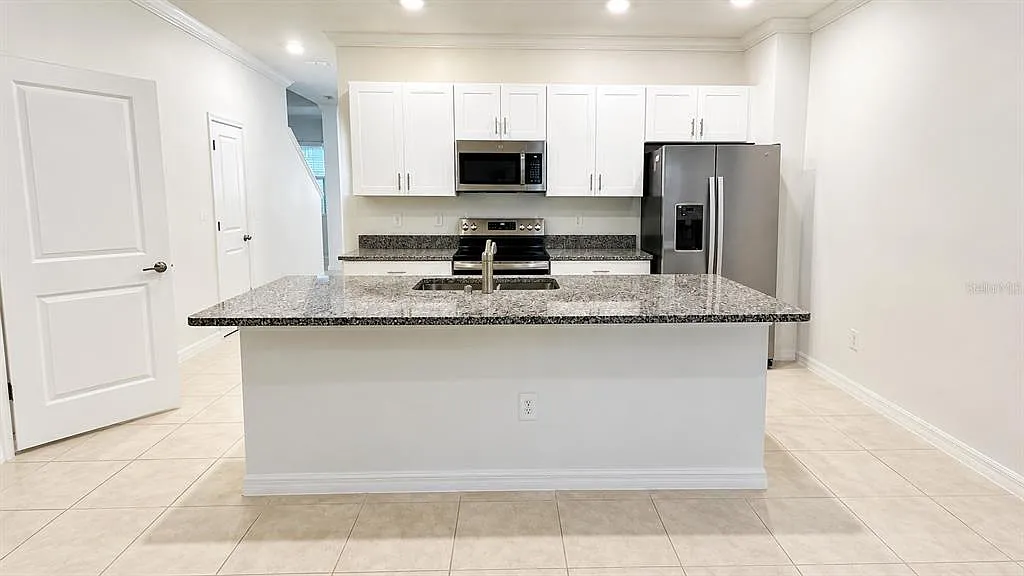 3 bed, 2.5 bath, 1601 sqft, $2,100 — Photo 3