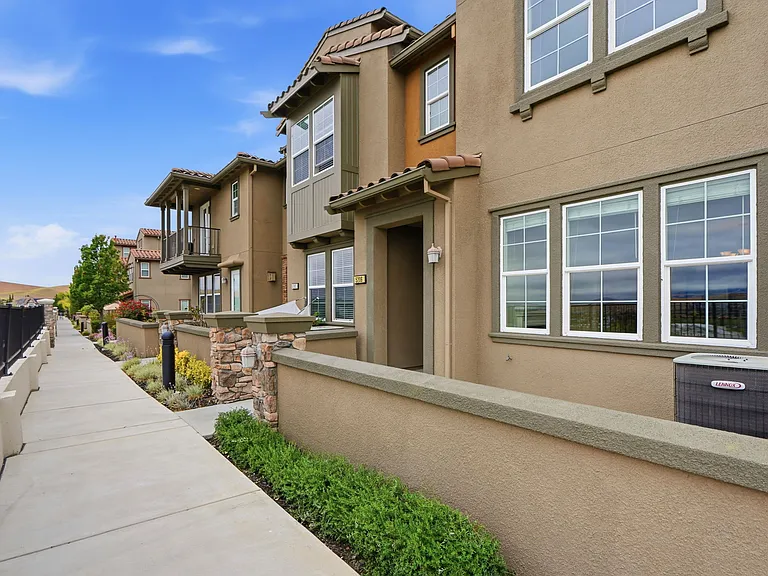 5206 Fioli Loop — Photo 46