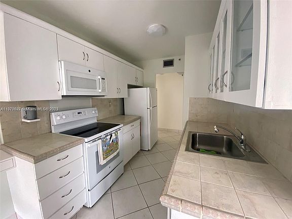 4th image of 6061 Collins Ave APT 17B