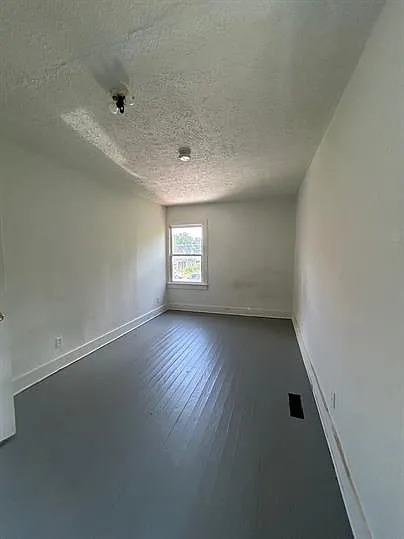 417 W 15th St — Photo 3