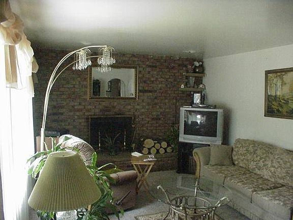 4th image of 970 Jefferson St