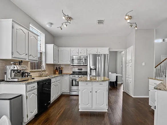 10800 Alexandria Dr — Photo 6